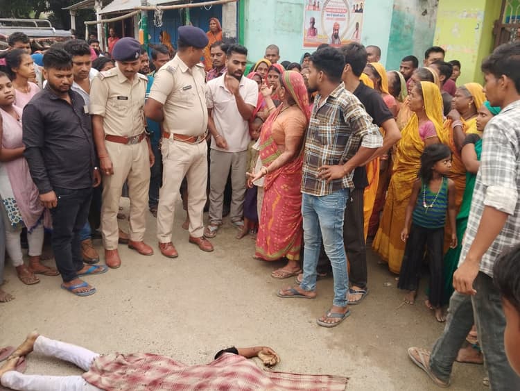 तेज रफ्तार पिकअप वैन की ठोकर से युवक की मौत, शव रख सड़क जाम