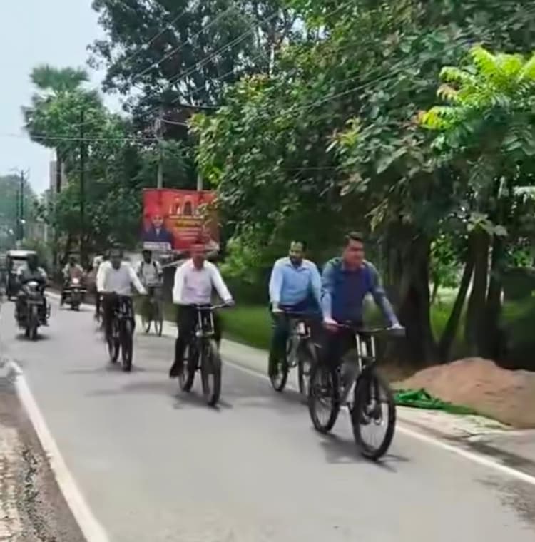 पीएम मोदी की अपील का असर, दूसरे शुक्रवार भी साइकिल से कार्यालय पहुंचे अधिकारी