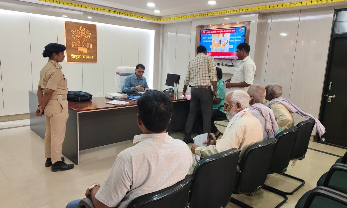भोजपुर में सीओ पर 1 लाख घूस मांगने का आरोप, न्याय की गुहार लेकर डीएम के पास पहुंचे पीड़ित