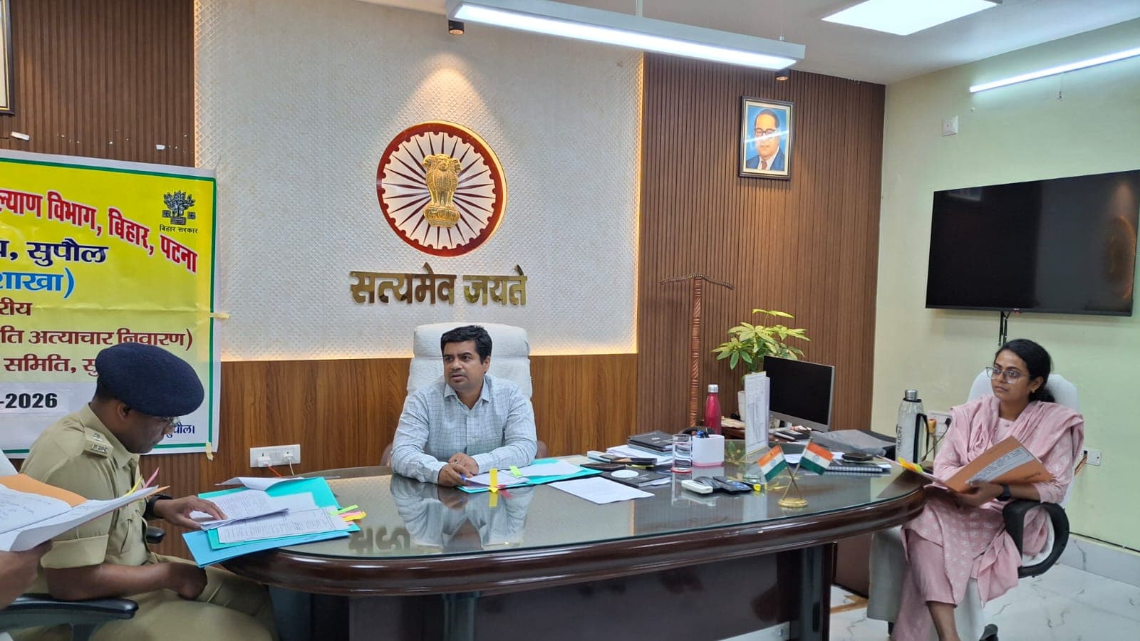 डीएम ने लंबित मामलों की समीक्षा कर अधिकारियों को दिए आवश्यक निर्देश