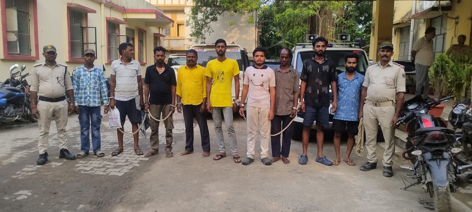 मधेपुरा में शराब माफियाओं पर कार्रवाई, 436 लीटर शराब जब्त, नौ गिरफ्तार