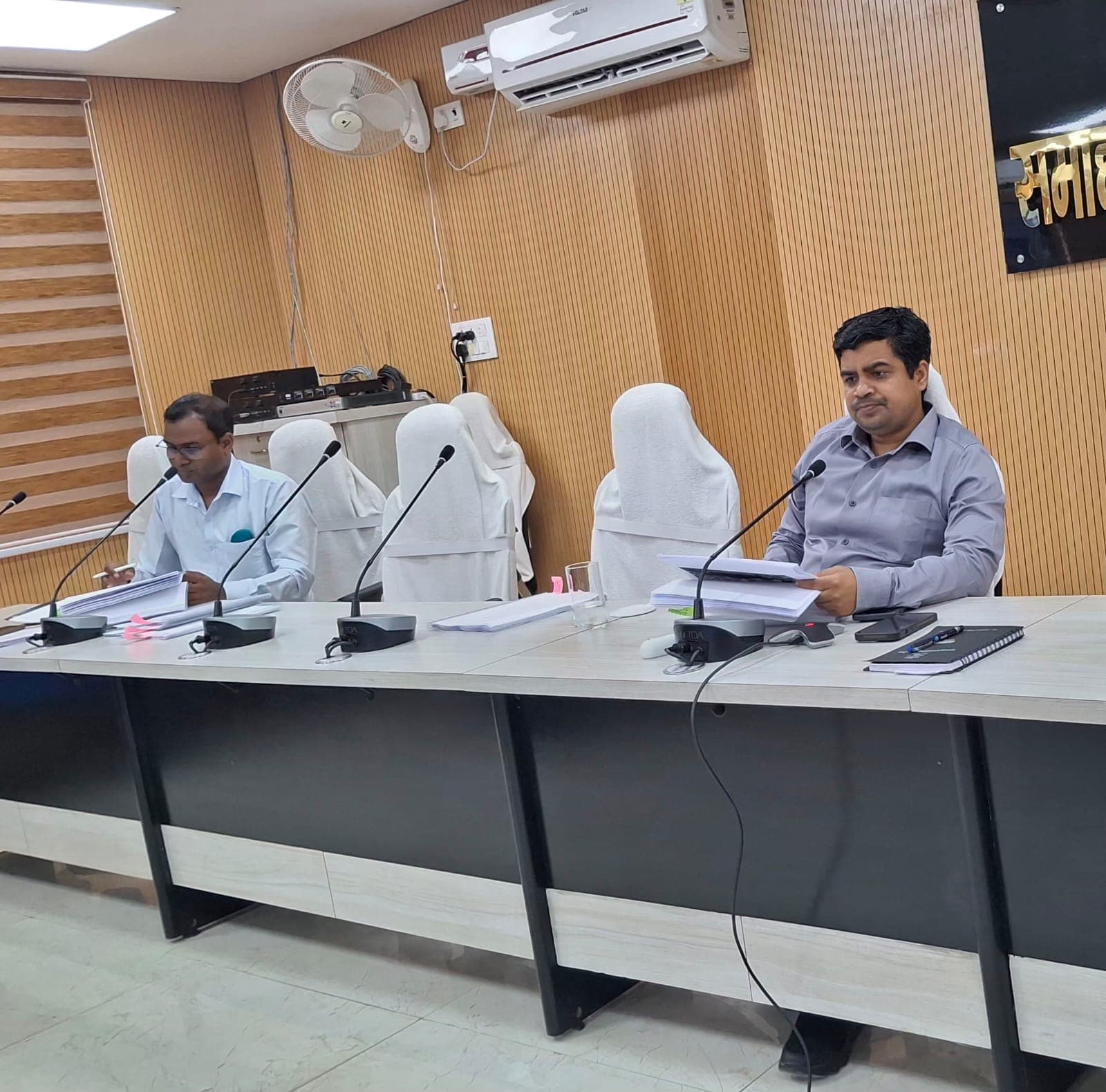 बाढ़ तैयारी और विकास योजनाओं पर डीएम सख्त