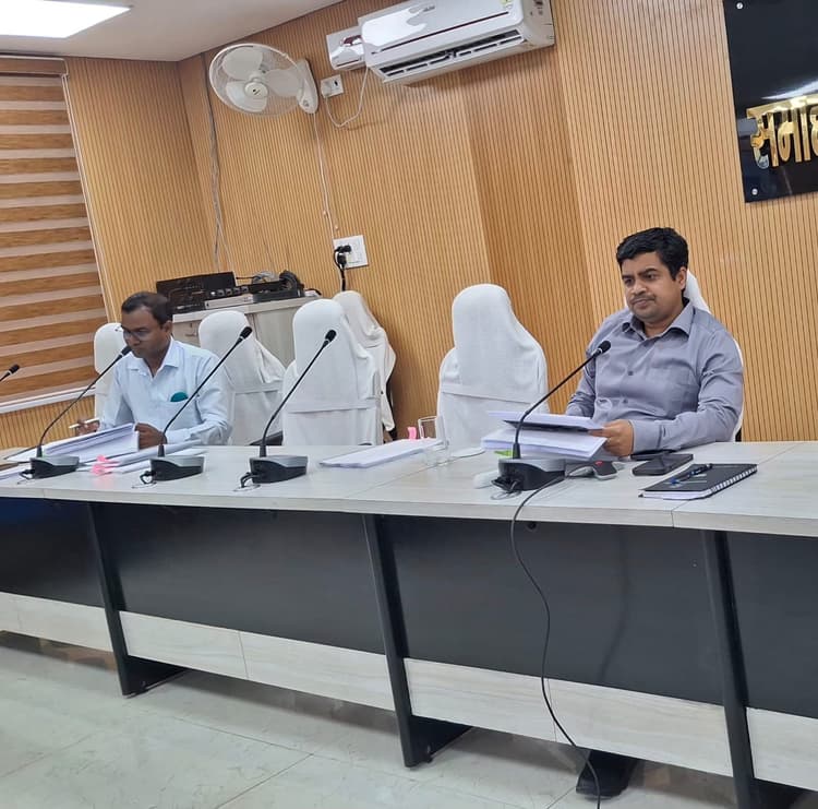 बाढ़ तैयारी और विकास योजनाओं पर डीएम सख्त