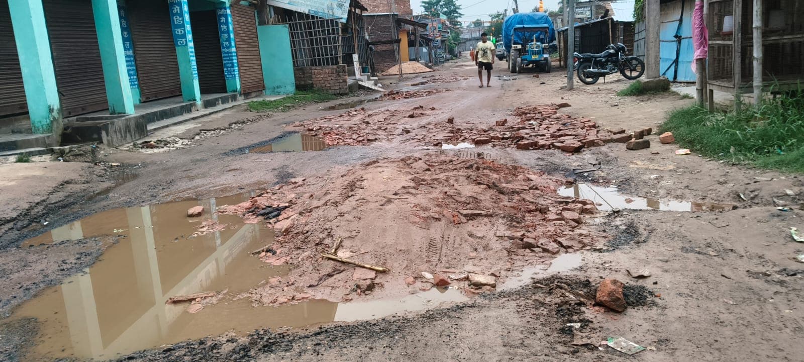 सड़क मरम्मत में लापरवाही, राहगीरों के लिए बढ़ा खतरा
