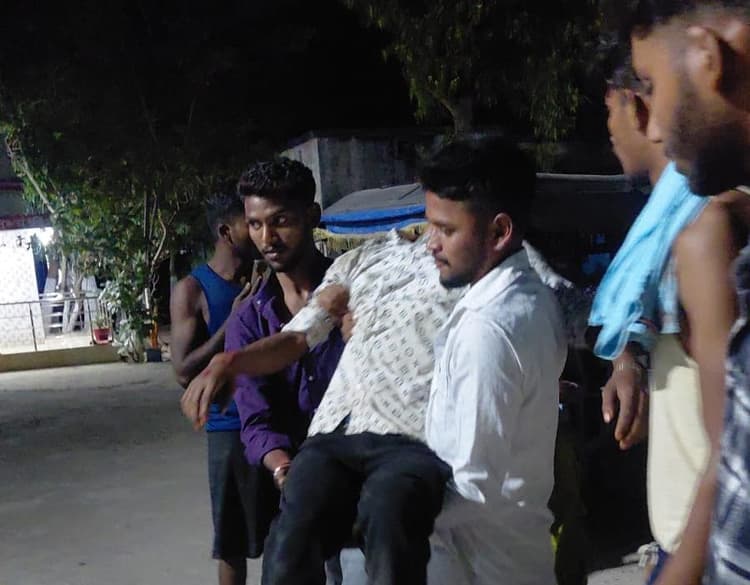 जीएन बांध पर देर रात सड़क हादसा, बाइक सवार दो युवक गंभीर रूप से घायल