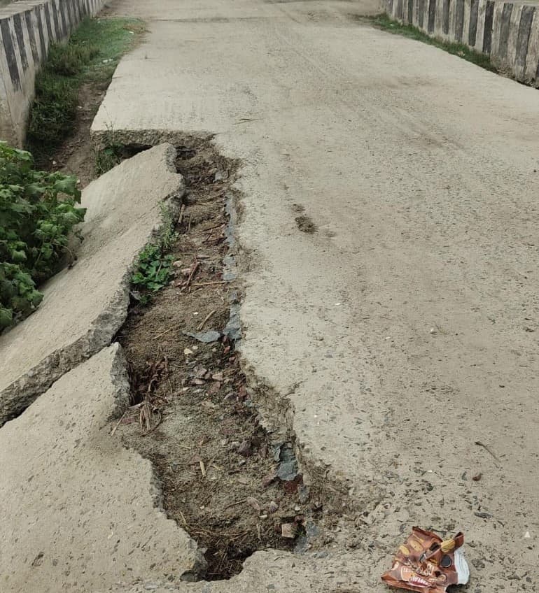 एक साल में जर्जर हुई 6 करोड़ की सड़क, ग्रामीणों में नाराजगी