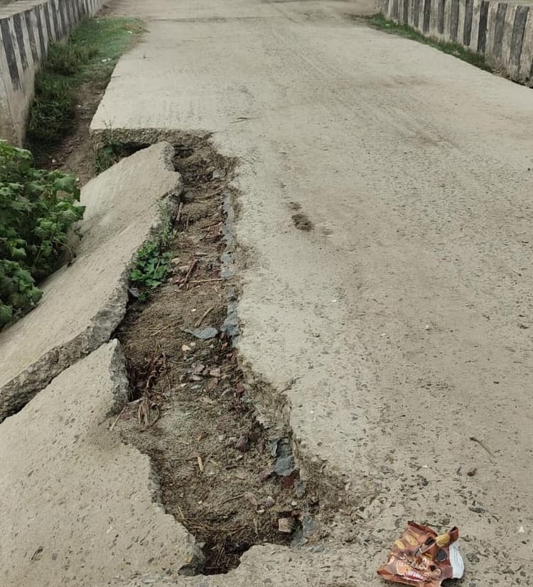 एक साल में जर्जर हुई 6 करोड़ की सड़क, ग्रामीणों में नाराजगी