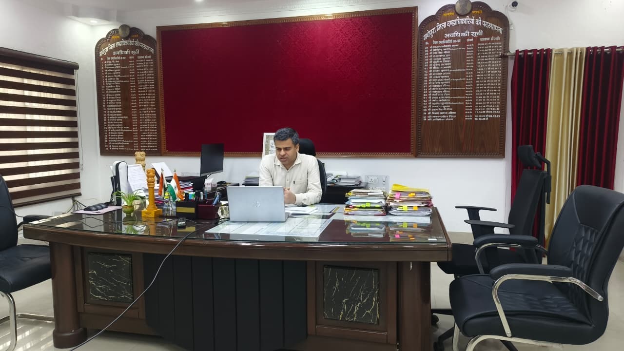 नगर निकायों के कार्यों की डीएम ने की समीक्षा