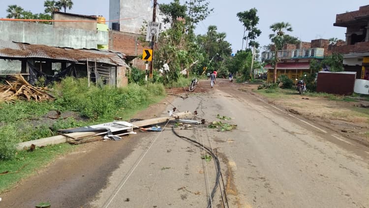भागलपुर में आँधी-तूफ़ान से उड़ी बिजली, पूरा शहर ब्लैकआउट