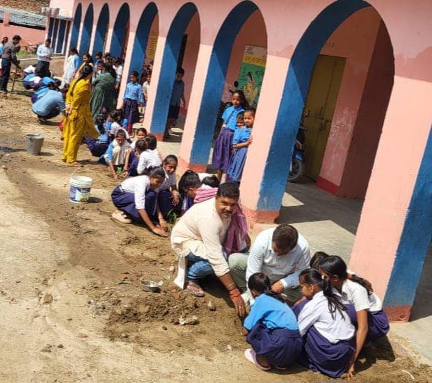 मध्य विद्यालय में चला पौधरोपण अभियान, दिया पर्यावरण बचाने का संदेश