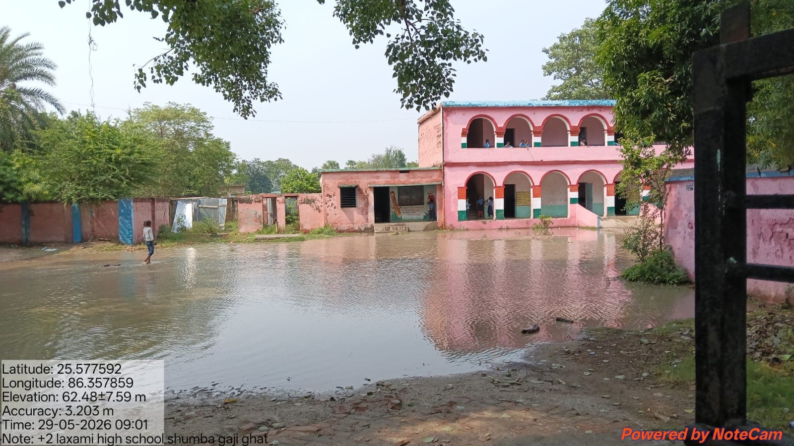 खगड़िया में जलजमाव से तालाब बना स्कूल परिसर, गंदे पानी के बीच पढ़ाई को मजबूर छात्र