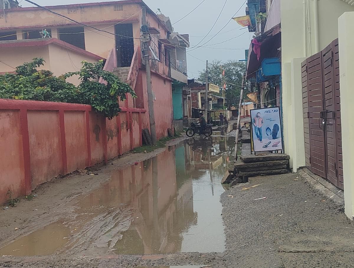 हल्की बारिश में जलमग्न हो जाती है सड़क, राहगीरों की बढ़ी परेशानी