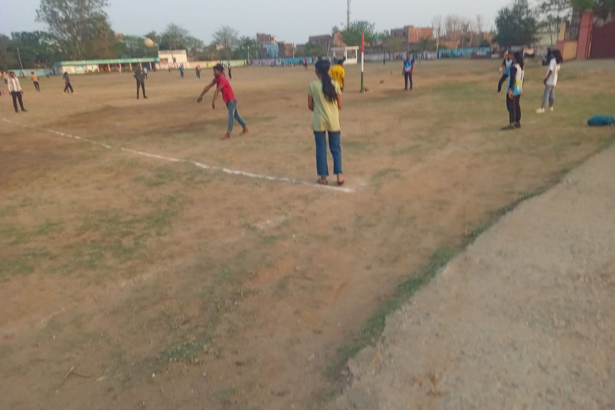 अरवल में सेस्टोबॉल में परचम लहरा रहे जिले के युवा, सुविधाओं के अभाव में गांधी मैदान में बहा रहे पसीना