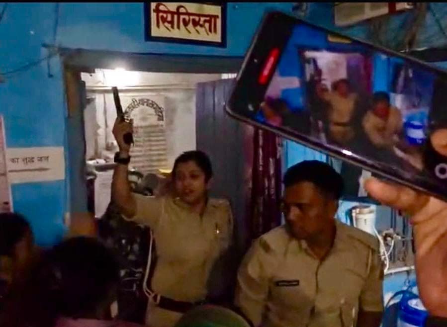 खगड़िया में युवक की मौत पर थाने का घेराव, आक्रोशित भीड़ पर थानाध्यक्ष ने तान दी पिस्टल