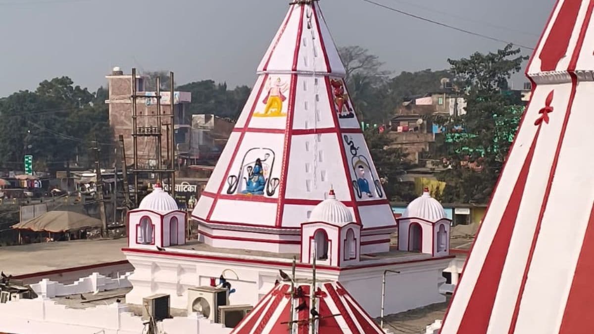 हर-हर महादेव से गूंज उठा मधेपुरा, सोमवार सुबह मंदिरों में उमड़ी श्रद्धालुओं की भारी भीड़