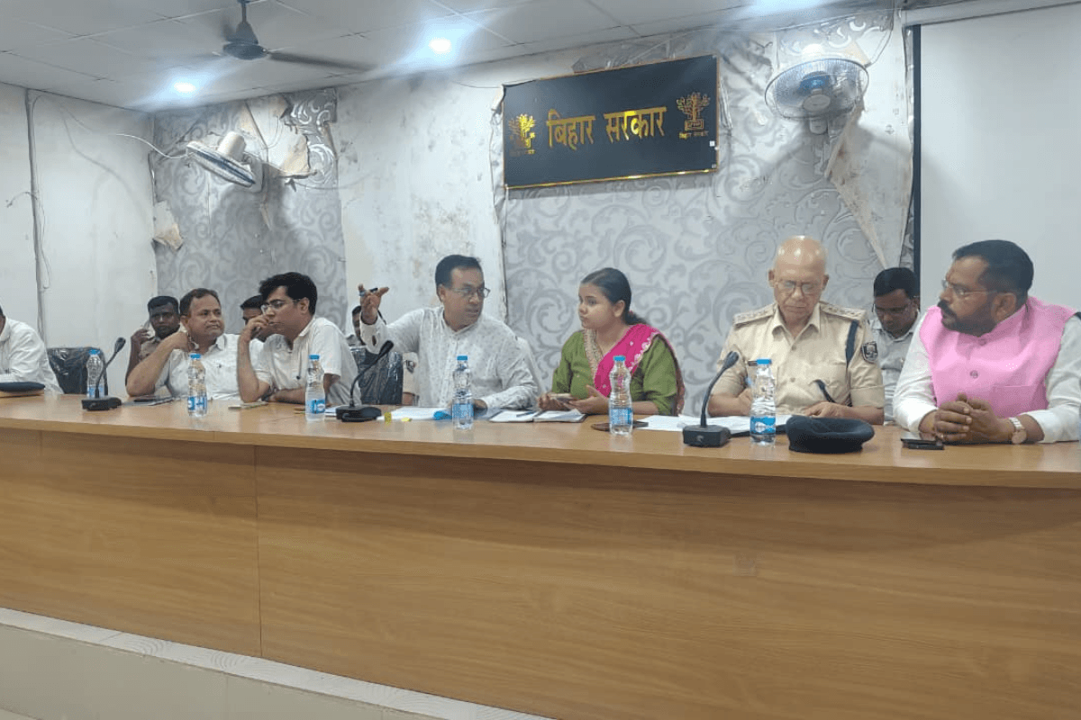 Arrah News: संभावित बाढ़ व आपदा प्रबंधन को लेकर हाई अलर्ट, सभी विभागों को सतर्क रहने का निर्देश