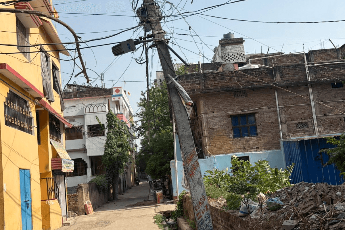 आरा में झुका बिजली पोल बना खतरा, कभी भी हो सकता है बड़ा हादसा