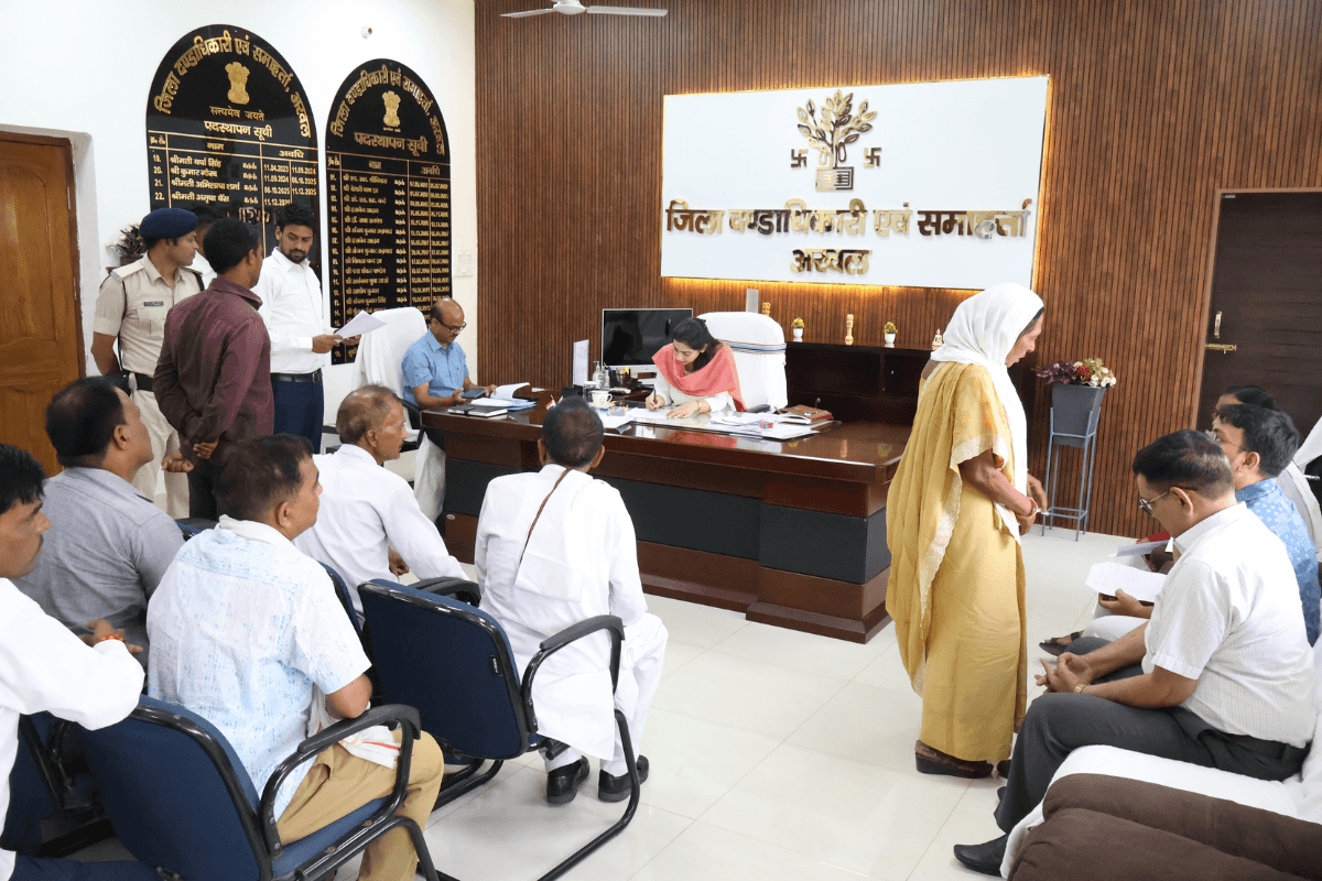 अरवल डीएम के जनता दरबार में ग्रामीणों ने उठाई समस्याएं, अधिकारियों को निर्देश जारी