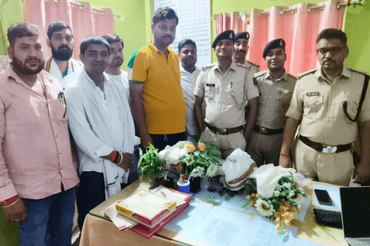 ओबरा थाना में पुलिस अधिकारियों को सम्मान, अपहृत छात्रों की सकुशल बरामदगी पर मिली सराहना