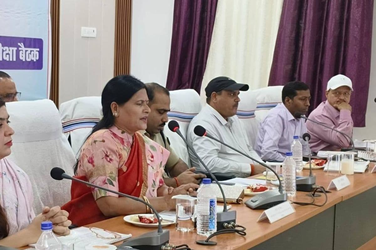 प्रभारी मंत्री रमा निषाद ने की विकास योजनाओं की समीक्षा, दिए सख्त निर्देश
