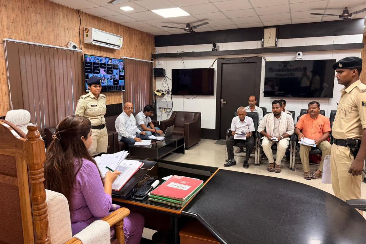 जनता दरबार में उमड़ी फरियादियों की भीड़, औरंगाबाद डीएम ने अधिकारियों को दिए त्वरित कार्रवाई के निर्देश
