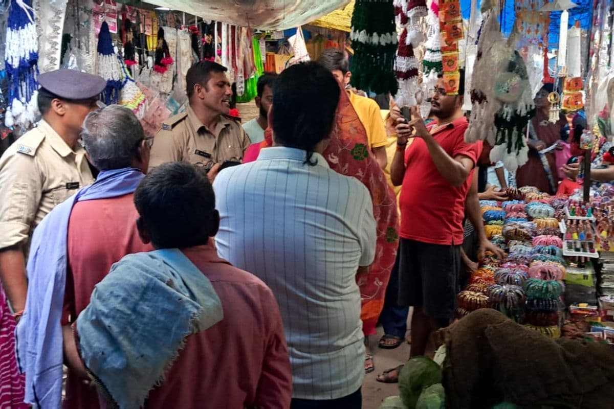 बीच बाजार में महिला के पर्स से चोरों ने उड़ाये पैसे, दुकानदार पर आरोप