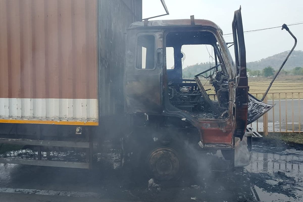 एसी लदे ट्रक में लगी आग, चालक और सह चालक बाल-बाल बचे