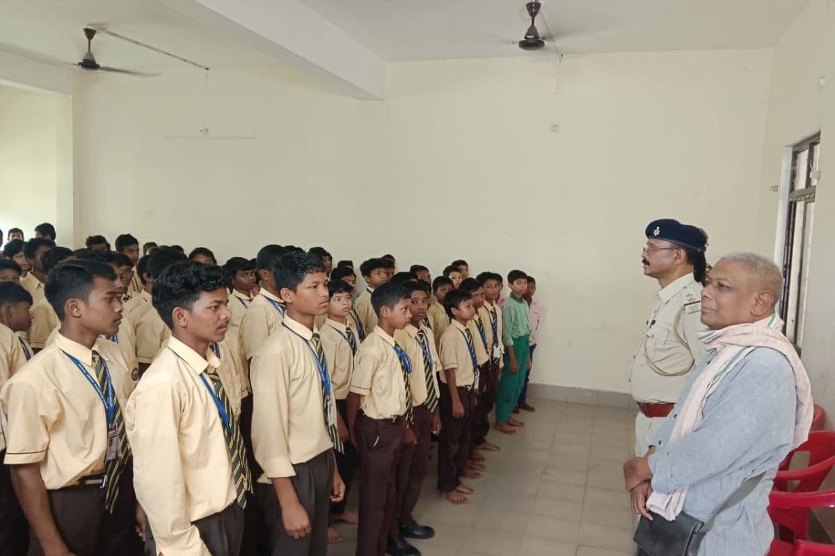 सरायकेला-खरसावां: कुचाई के आश्रम आवासीय विद्यालय में पुलिस ने चलाया जागरूकता अभियान