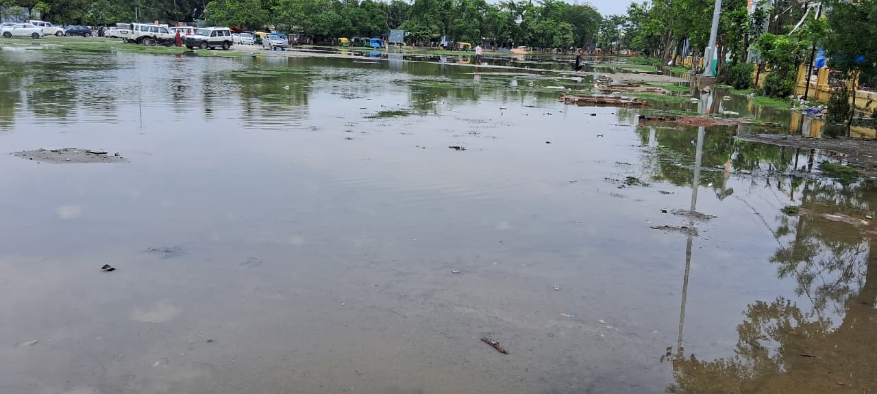लगातार बारिश से जनजीवन अस्त-व्यस्त, 'झील' में तब्दील हुआ शहर का गांधी मैदान