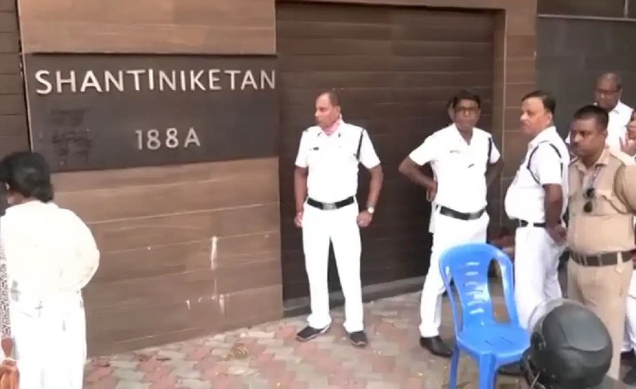 अभिषेक बनर्जी के घर पहुंची कोलकाता पुलिस, LED मॉनिटर उठाकर ले गयी