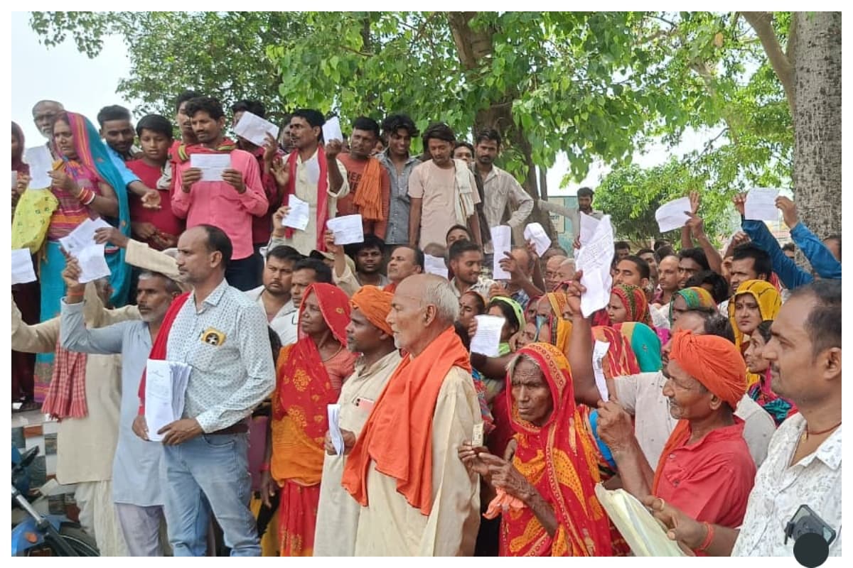 बगहा: बेतिया राज की जमीन खाली करने के नोटिस पर अंचल कार्यालय में ग्रामीणों का प्रदर्शन