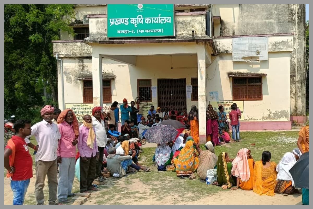 Bagaha urea fertilizer crowd Bihar farmers