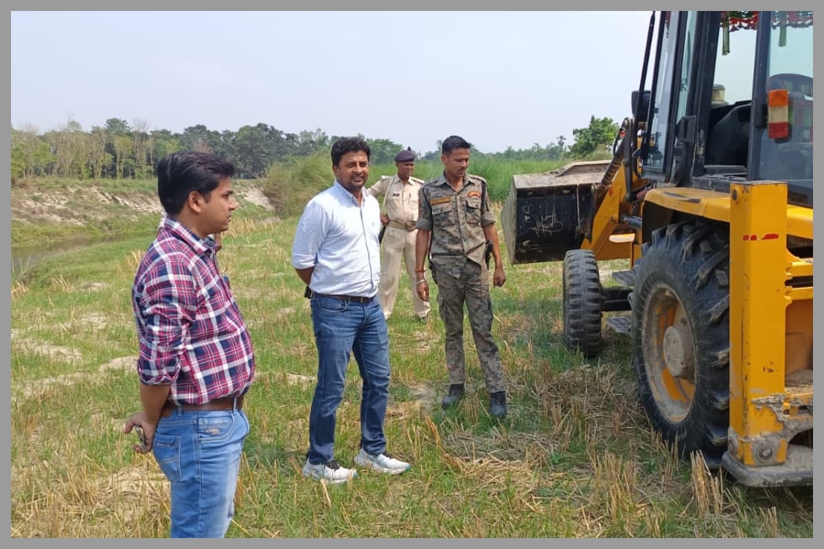 Motihari: बंजरिया में बालू माफियाओं पर प्रशासन का शिकंजा, खनन करते पकड़े गए वाहन