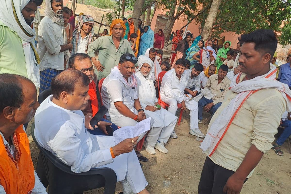 सड़क हादसे के बाद त्रिकालपुर में मातम, विधायक संतोष निराला पहुंचे पीड़ित परिवार से मिलने