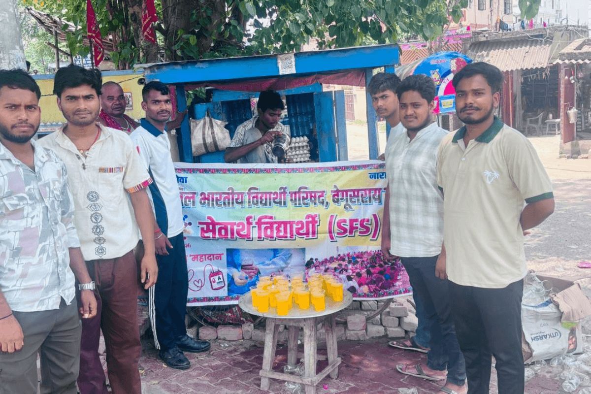 बेगूसराय में ABVP का सेवा कार्य, भीषण गर्मी में राहगीरों को बांटा शीतल पेय और शरबत