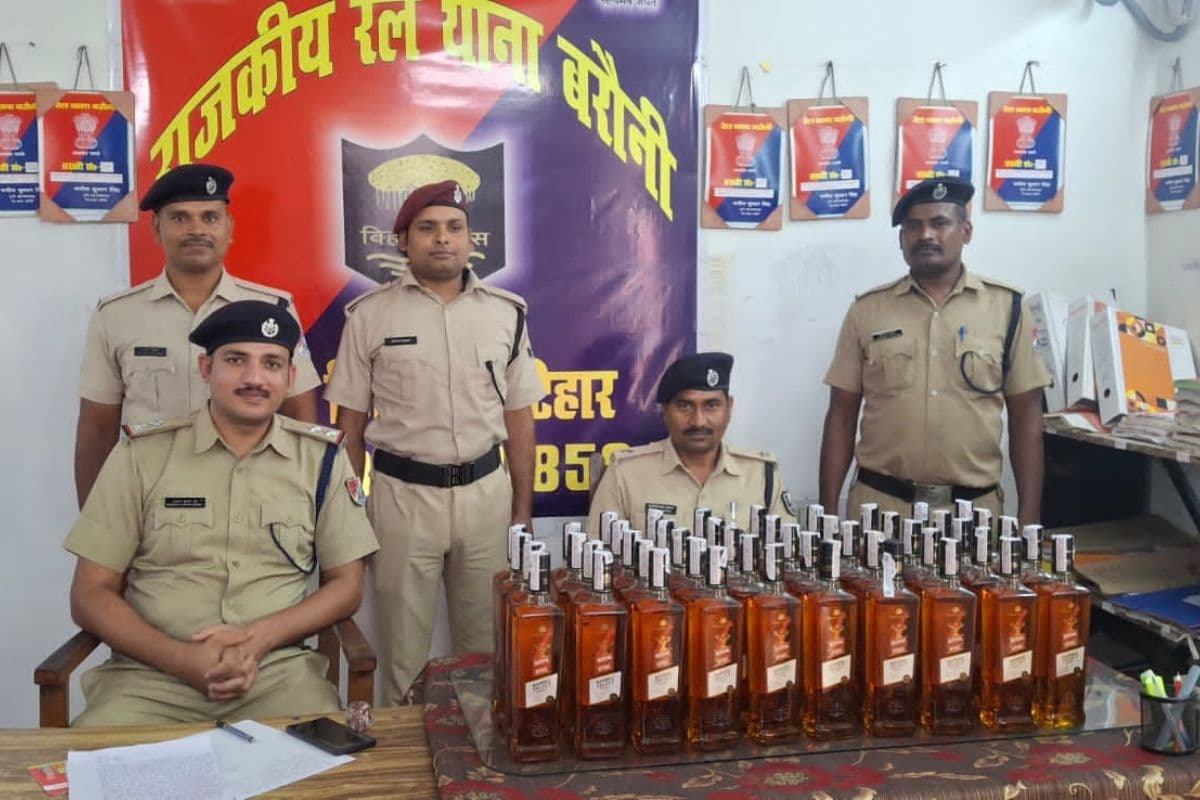 बेगूसराय के बरौनी रेलवे स्टेशन पर विदेशी शराब बरामद, पुलिस की जांच जारी