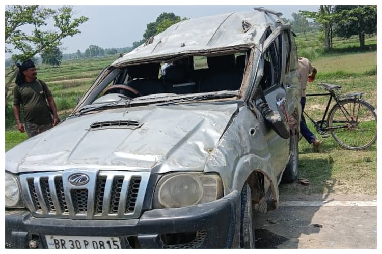 सीतामढ़ी: नेपाल से मेला देखकर लौट रहे परिवार की स्कॉर्पियो पलटी, महिला की मौत, 6 घायल
