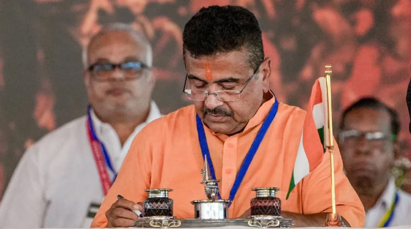 बंगाल सरकार में नये सिरे से बड़े फेरबदल का संकेत, ममता के करीबी होंगे अधिकारी से दूर