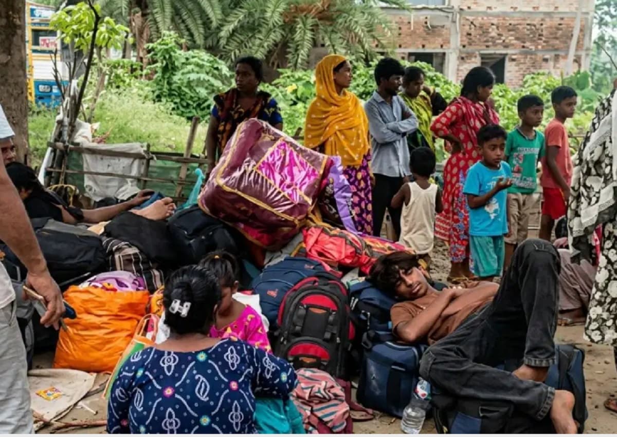 होल्डिंग सेंटर खुलते ही बोरा-बिस्तर के साथ पहुंचने लगे बांग्लादेशी, हकीमपुर सीमा पर लगी लंबी कतारें