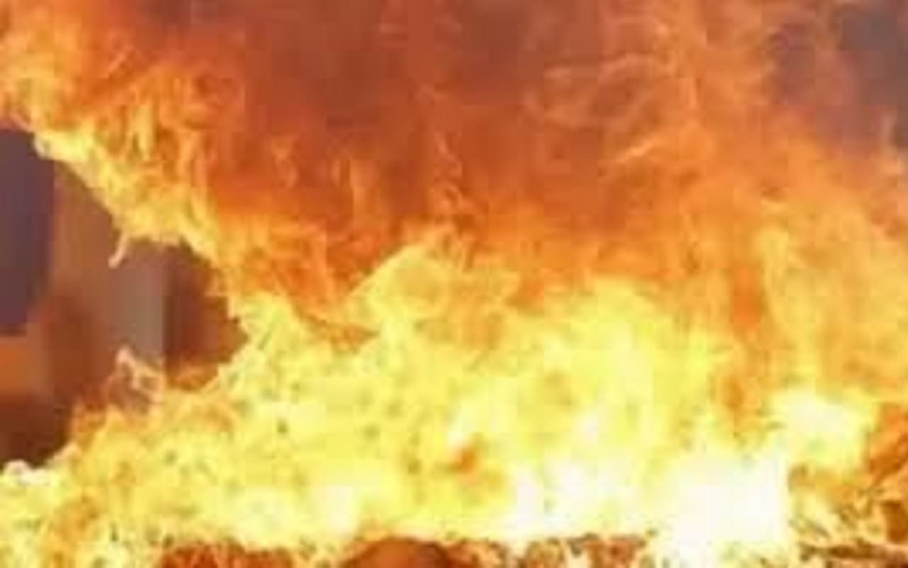 बंगाल के नरेंद्रपुर और उलूबेड़िया की दो फैक्ट्रियों में अगलगी, करोड़ों का नुकसान