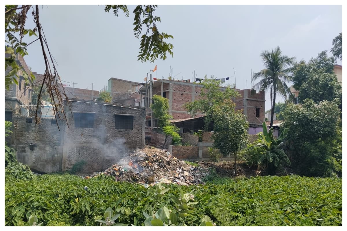 Bettiah: वार्ड 20 में कचरा हटाने के बजाय लगाई आग, नगर निगम पर उठे सवाल