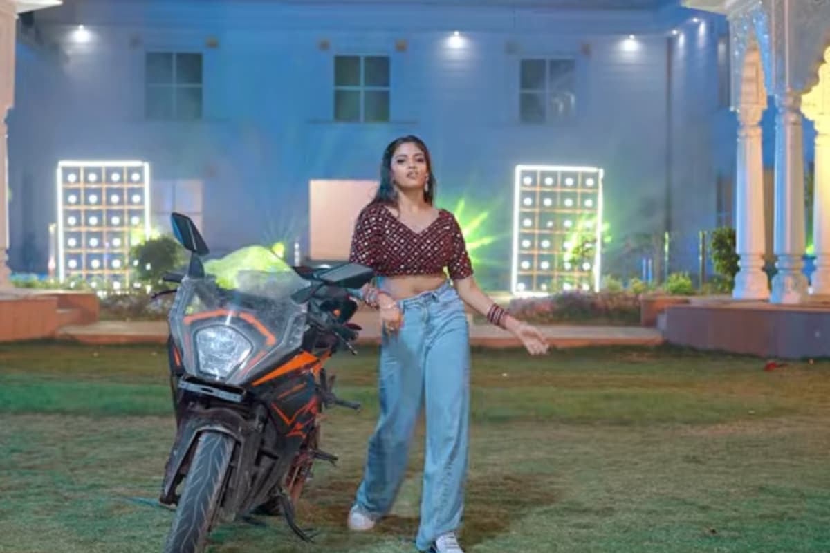 कनिका सक्सेना के ठुमकों ने बढ़ाया इंटरनेट का पारा, शिल्पी राज का नया गाना ‘निकलता पेट ए राजा’ ट्रेंड में