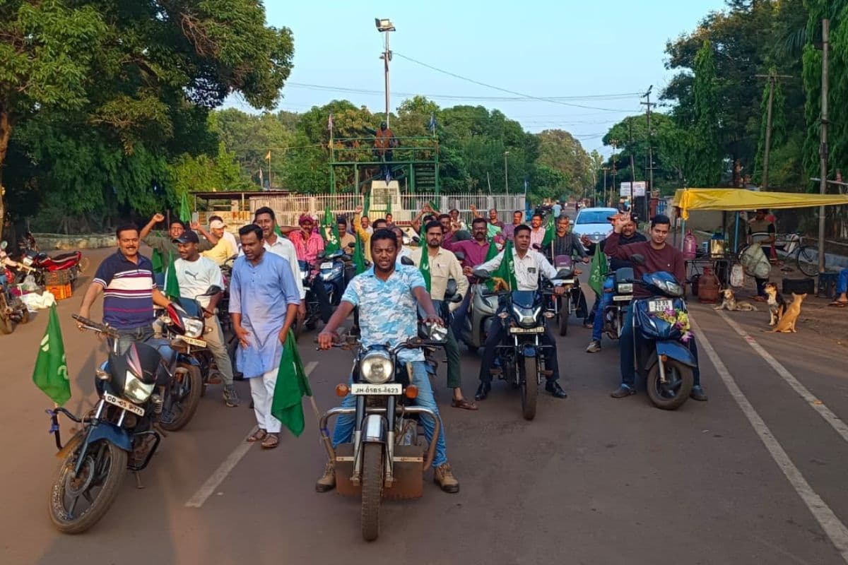 पश्चिमी सिंहभूम: मजदूर दिवस पर झारखंड मजदूर संघर्ष संघ की बाइक रैली, अस्पताल में बांटे फल