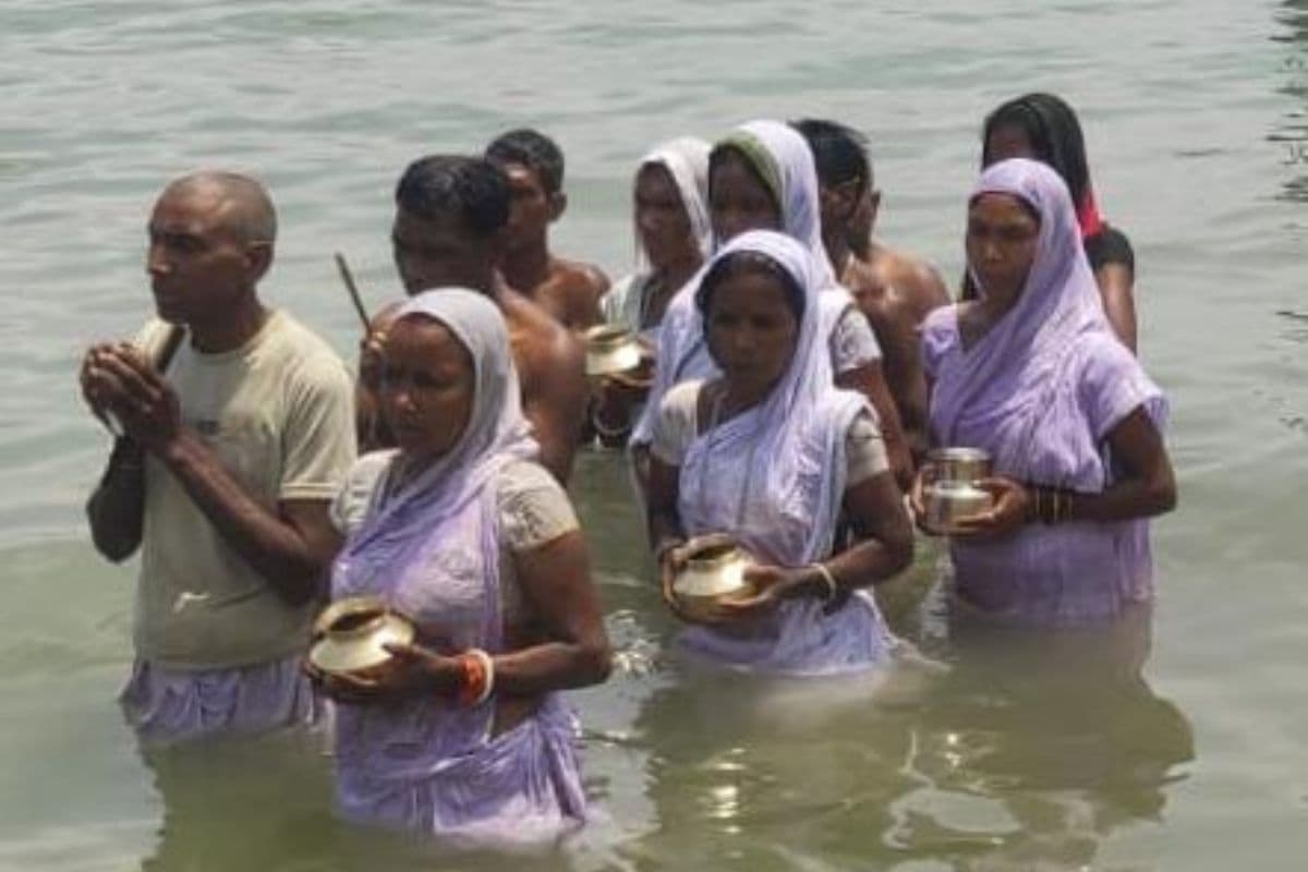 बुद्ध पूर्णिमा पर राजमहल उत्तरवाहिनी गंगा में हजारों श्रद्धालुओं ने लगाई आस्था की डुबकी 
