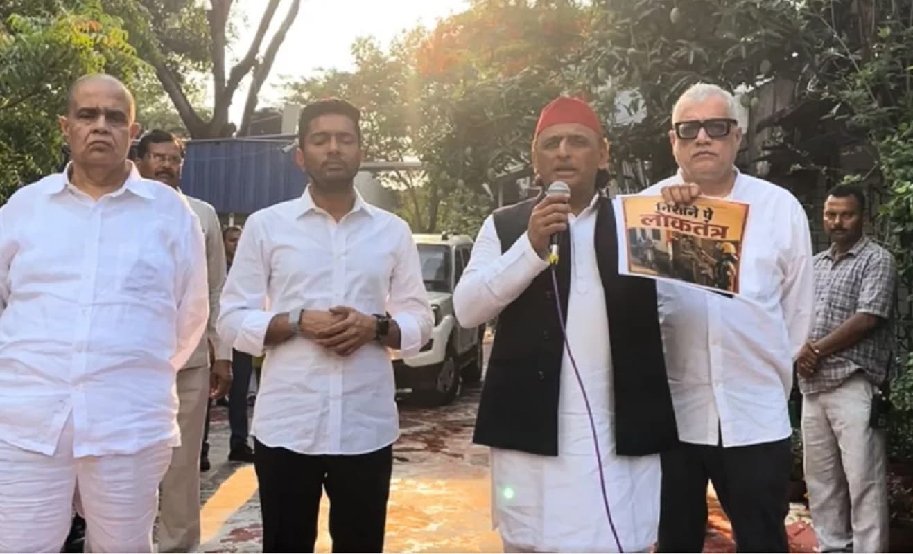 ममता बनर्जी से मिले अखिलेश यादव, सांसद में उठायेंगे बंगाल चुनाव में धांधली का मुद्दा
