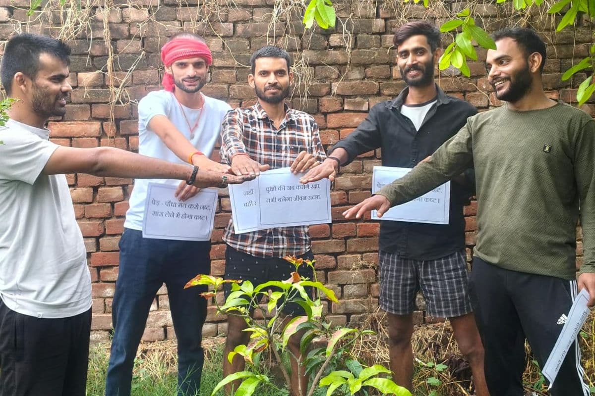 युवाओं ने उठाया पर्यावरण बचाने का बीड़ा, पौधारोपण कर दिया जागरूकता का संदेश
