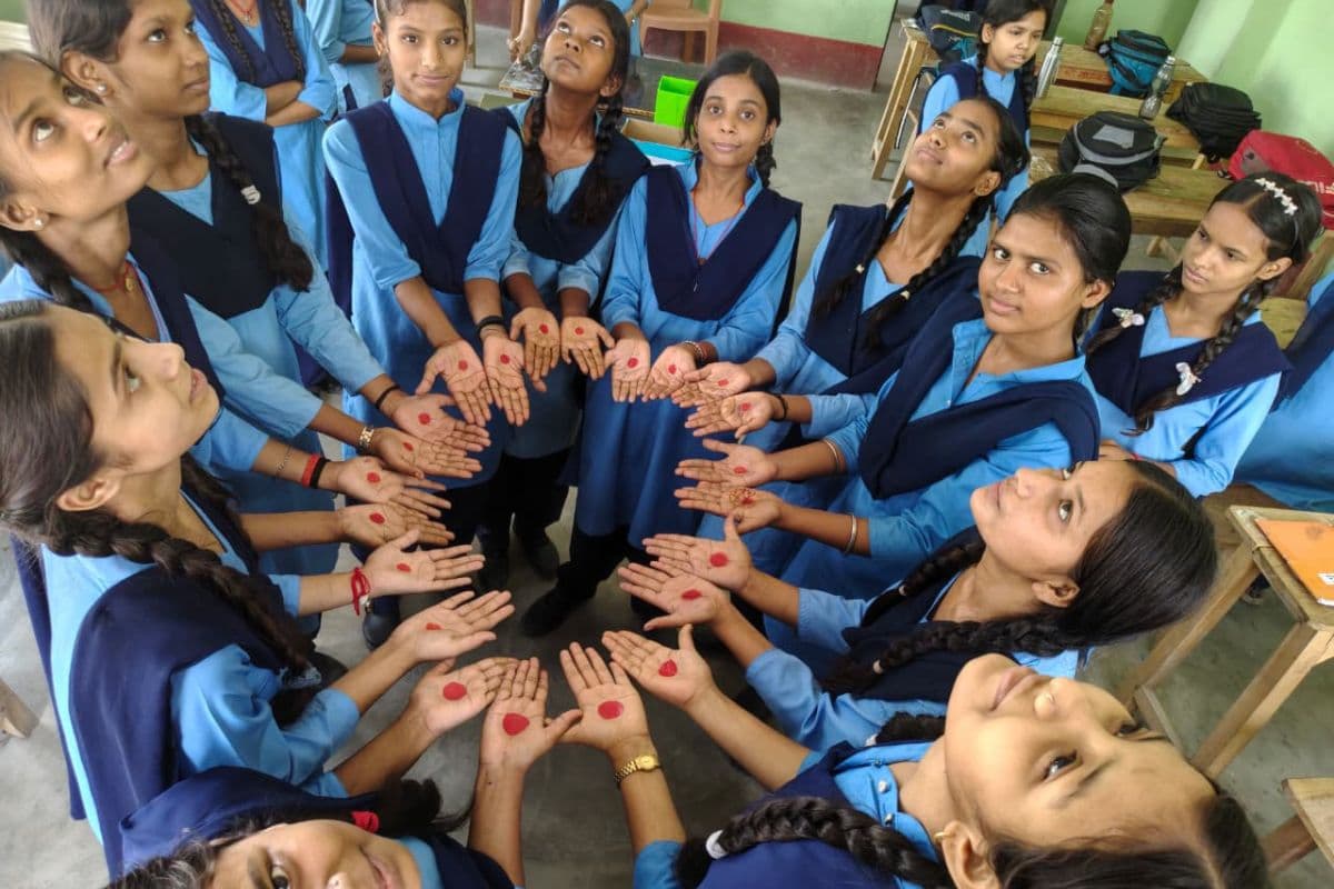 “सेनेटरी पैड है सबसे बढ़के” नारों से गूंजा विद्यालय, माहवारी स्वच्छता दिवस पर जागरूकता अभियान