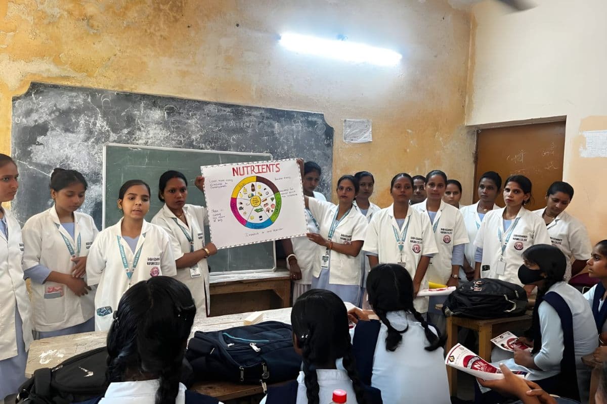 एएनएम छात्राओं ने किया स्वास्थ्य परीक्षण, ग्रामीणों को दी जरूरी सलाह
