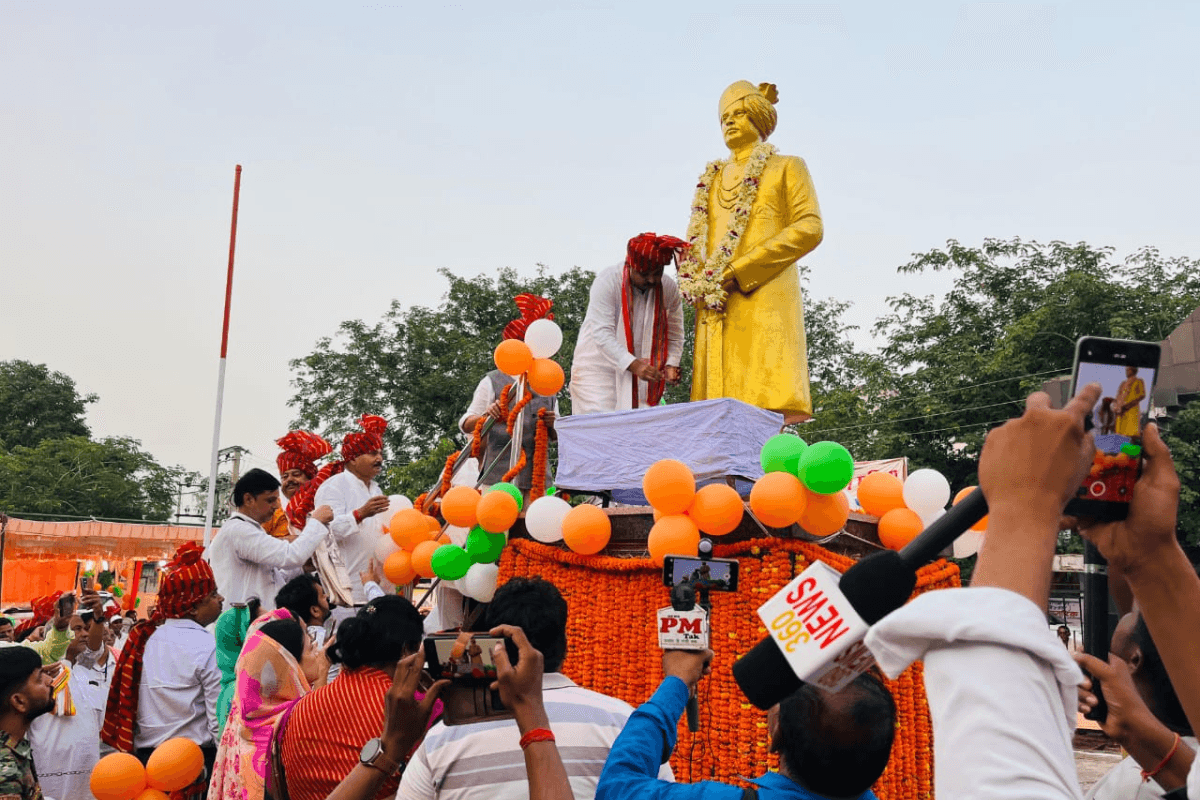 डुमरांव में मुख्यमंत्री ने किया स्व. महाराज कमल बहादुर सिंह की प्रतिमा का भव्य अनावरण, सालों का इंतजार खत्म