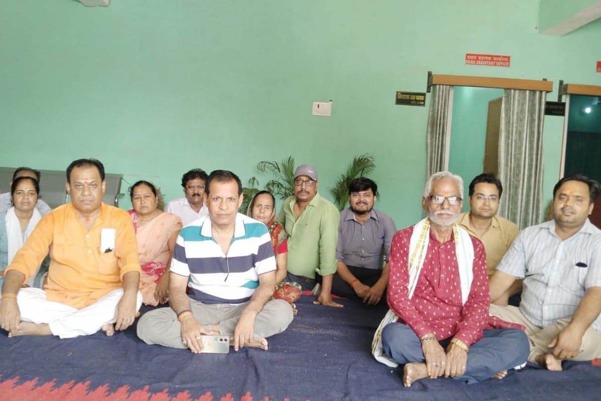 Buxar News : कर्मचारी के साथ अभद्र व्यवहार के विरोध में शिक्षकेतर कर्मचारी धरने पर